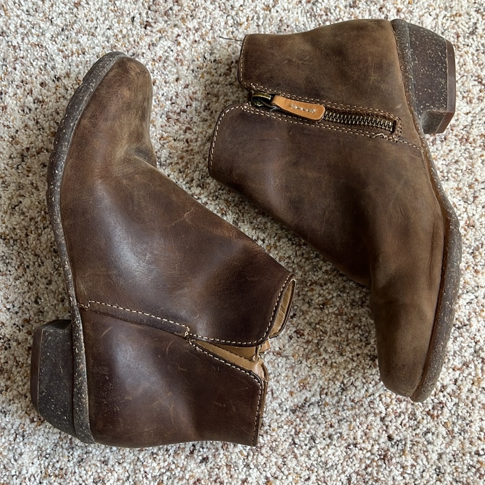 Sz 6 Clark Unstructured Ankle Boots